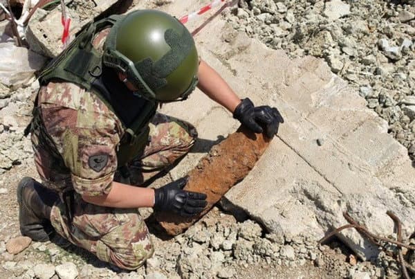 I Bersaglieri della Brigata Garibaldi di Castrovillari fanno brillare un ordigno bellico della Seconda Guerra mondiale