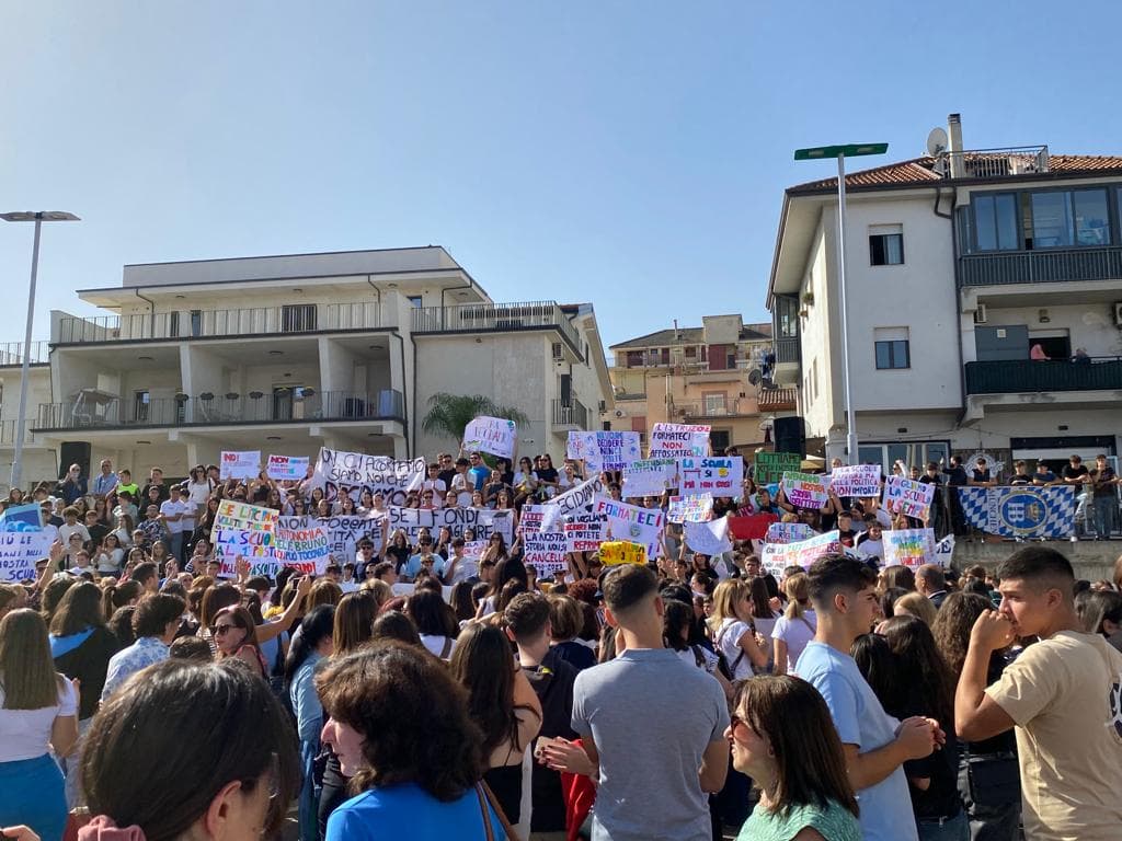 La comunità scolastica di Co-Ro sfila in corteo contro il dimensionamento