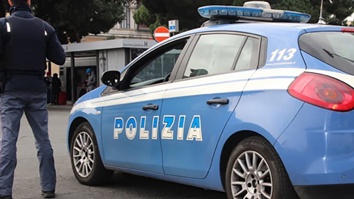 Trovato in possesso di una roncola, un'accetta e un coltello a serramanico: denunciato