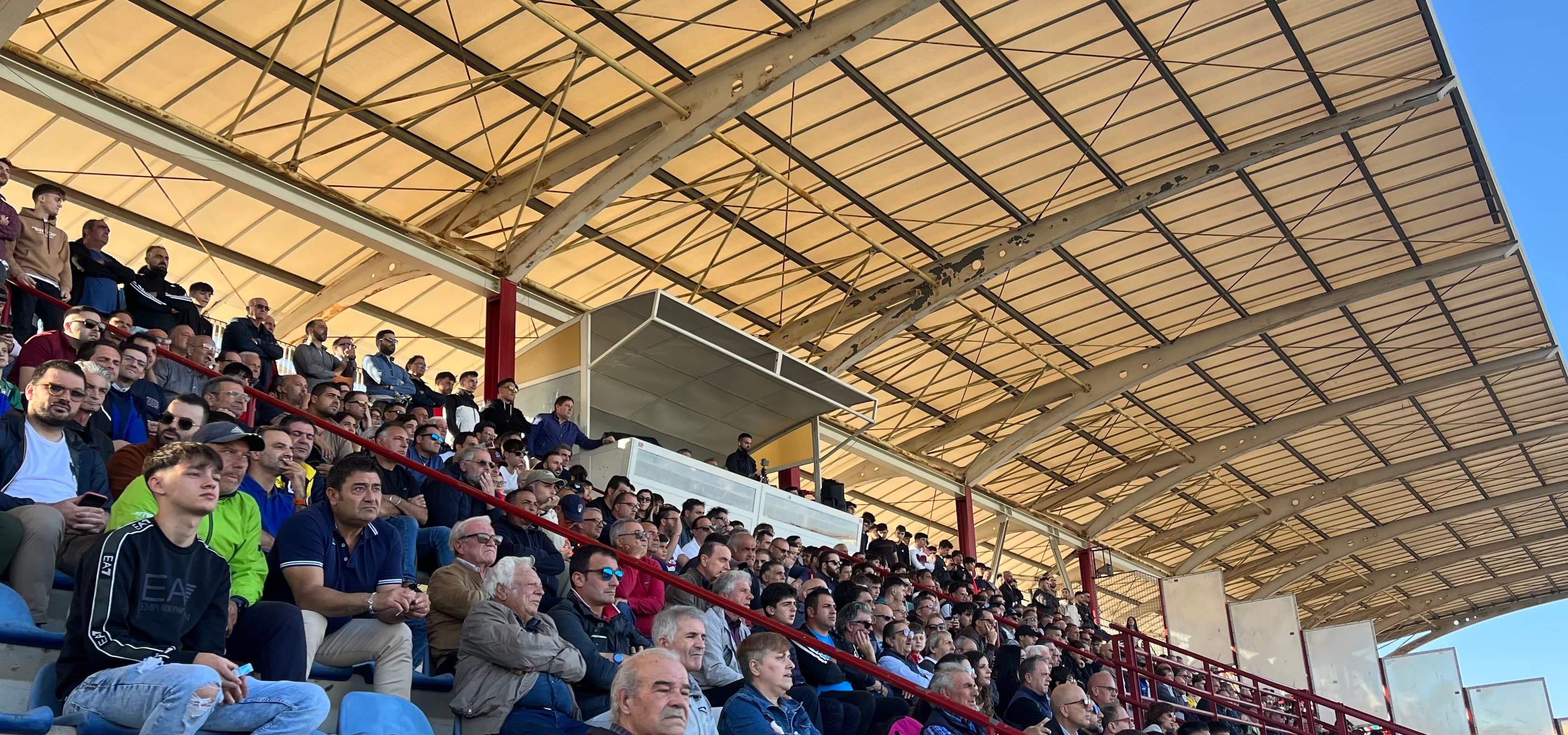 Vento di passione rossoblu: un pareggio che non scalfisce la voglia di calcio