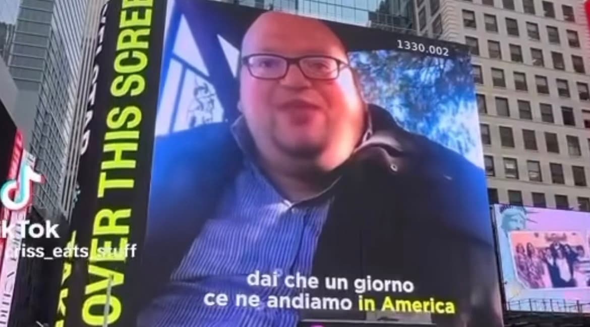 «Maestro ce l'hai fatta», lo youtuber rossanese omaggiato a Times Square