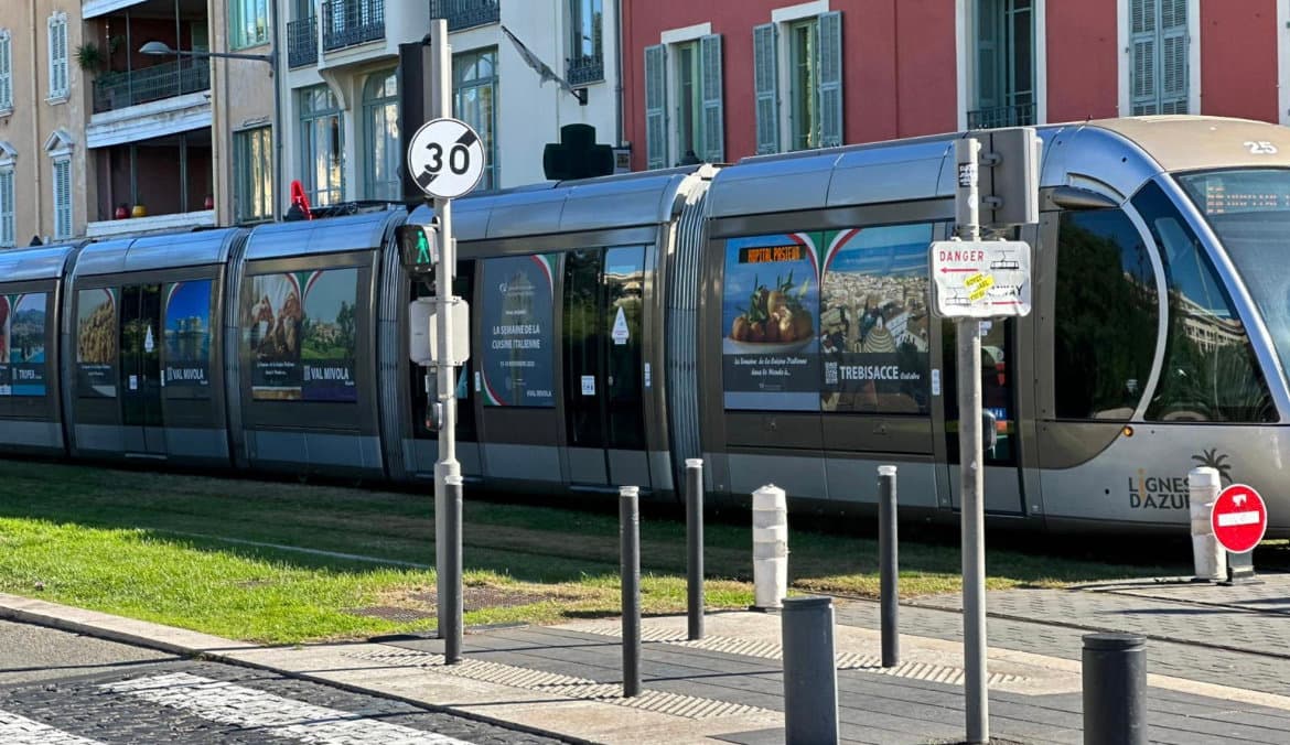 Il biondo tardivo viaggia sui tram di Nizza