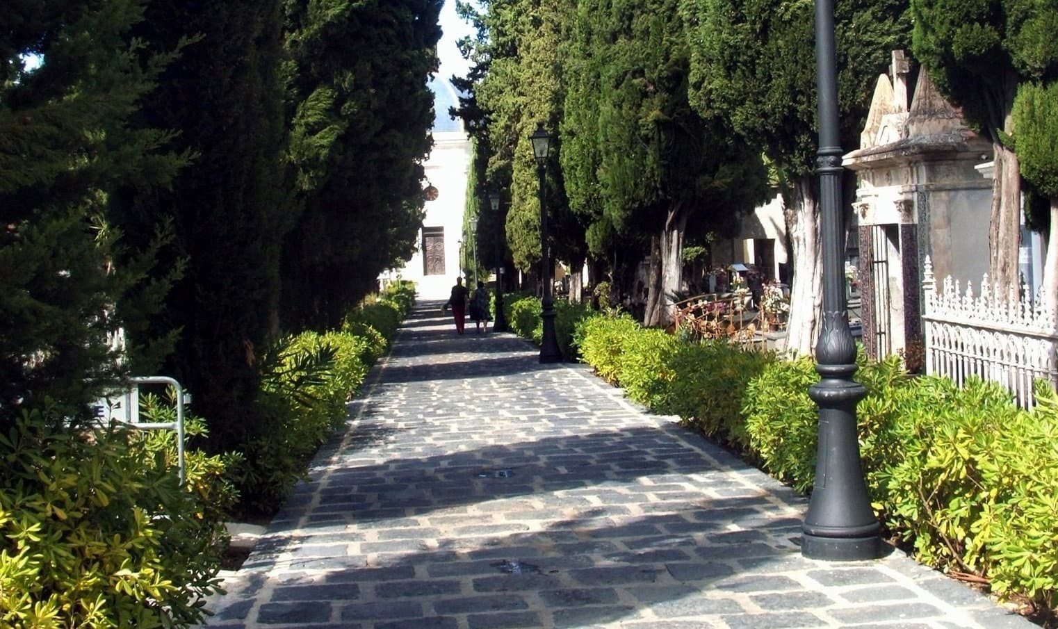 Aree cimiteriali per tombe di famiglie: preavviso di bando pubblico