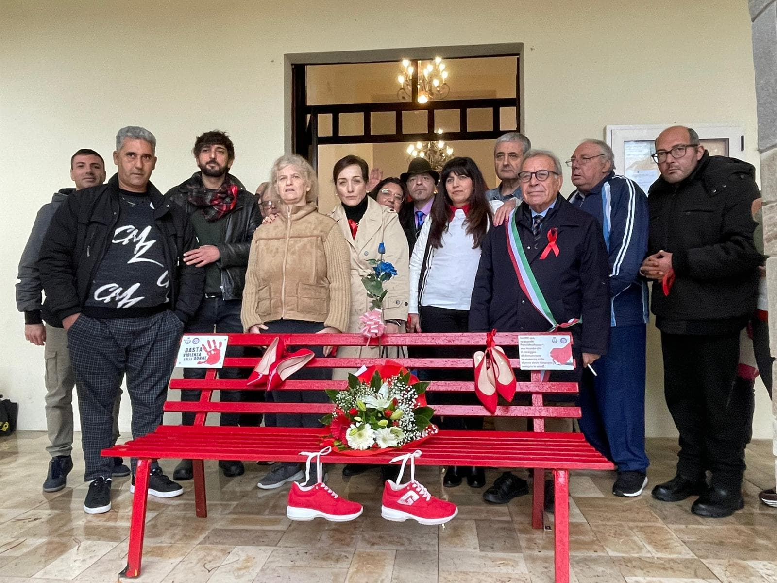 A Mandatoriccio due panchine rosse: «Per creare consapevolezza»