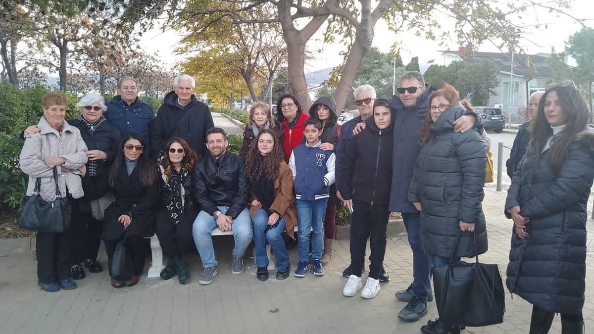 Inaugurata una panchina in memoria di Giuseppe Filippelli sul lungomare Sant'Angelo