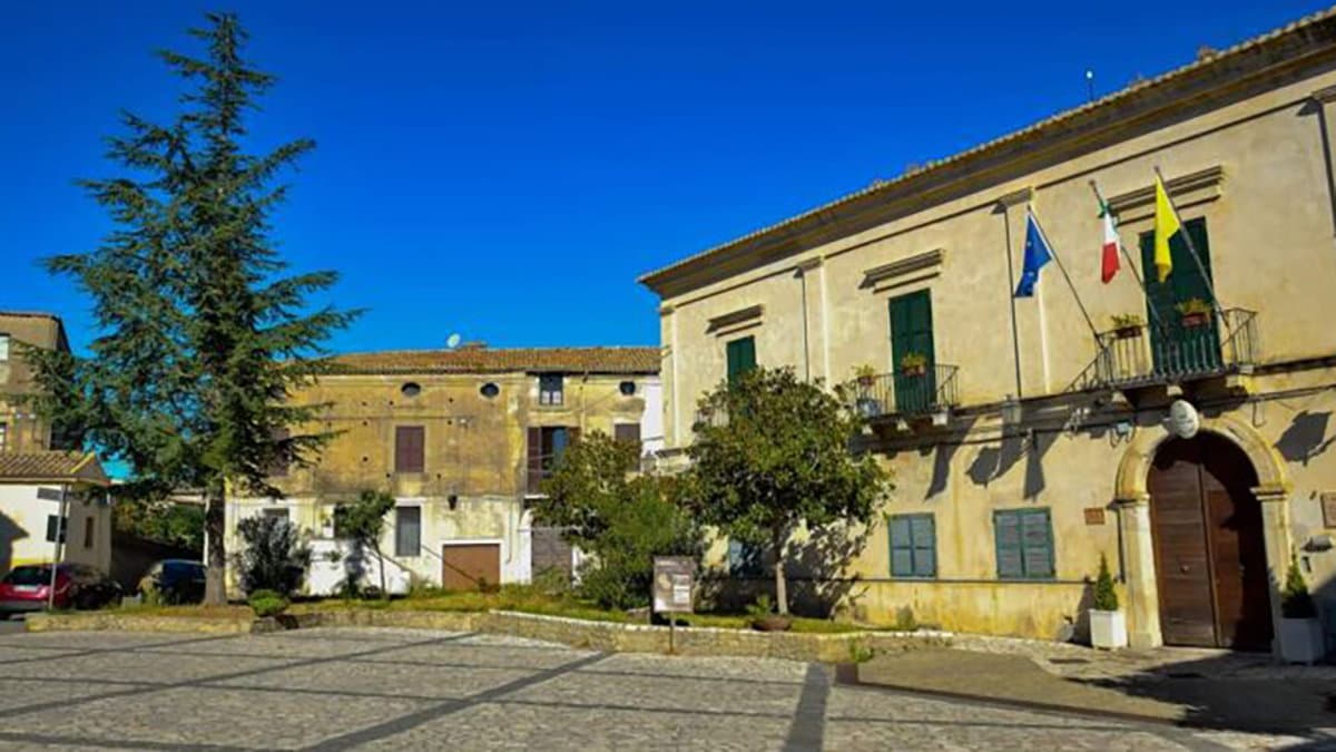 "L'Alternativa c'è" di Cariati sugli incarichi familiari: «Il Comune non risponde»