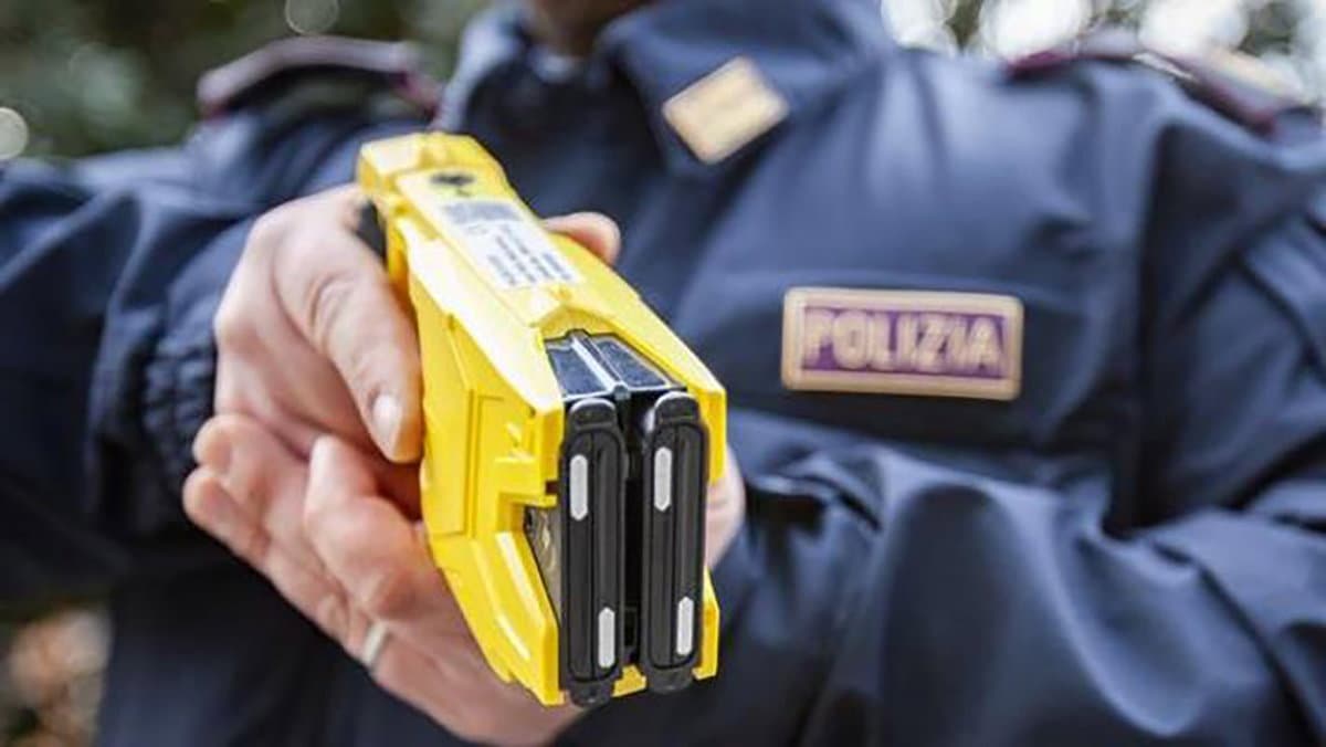 Castrovillari, ubriaco distrugge tavolini in un bar: fermato con il taser