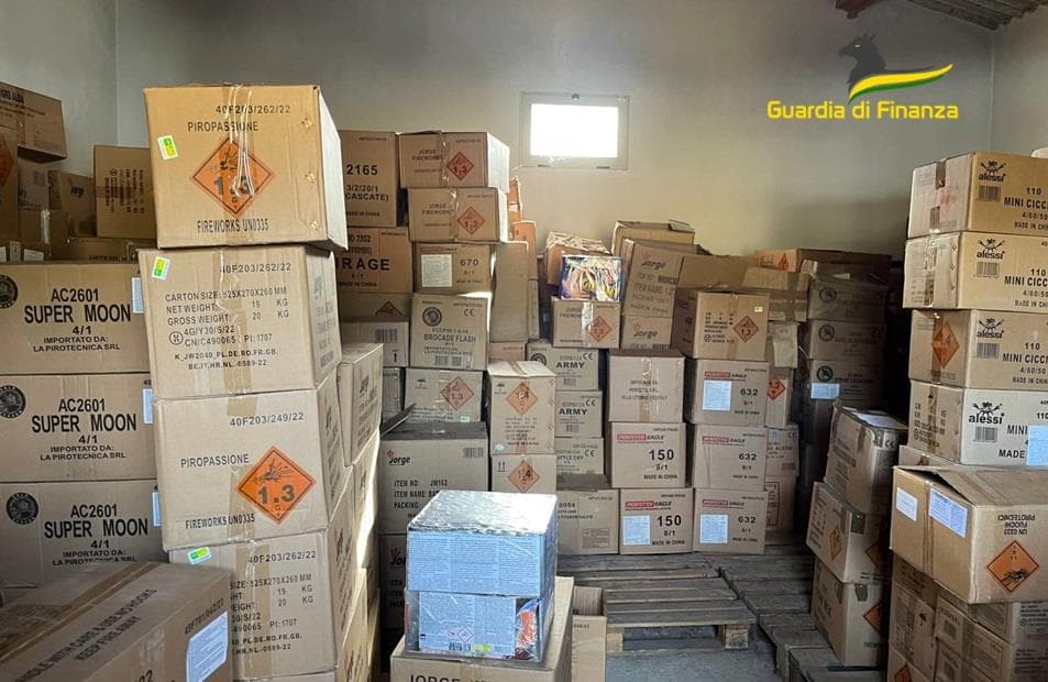 Natale sicuro, sequestrate 11 tonnellate di fuochi d'artificio nell'Alto Jonio cosentino - VIDEO