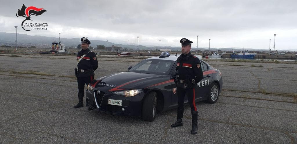 Corigliano-Rossano, si offre per effettuare un trasloco ma poi picchia e rapina la vittima in casa