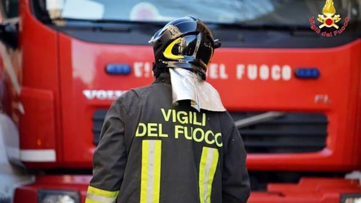 Schiavonea, incendio in uno stabile occupato abusivamente da immigrati