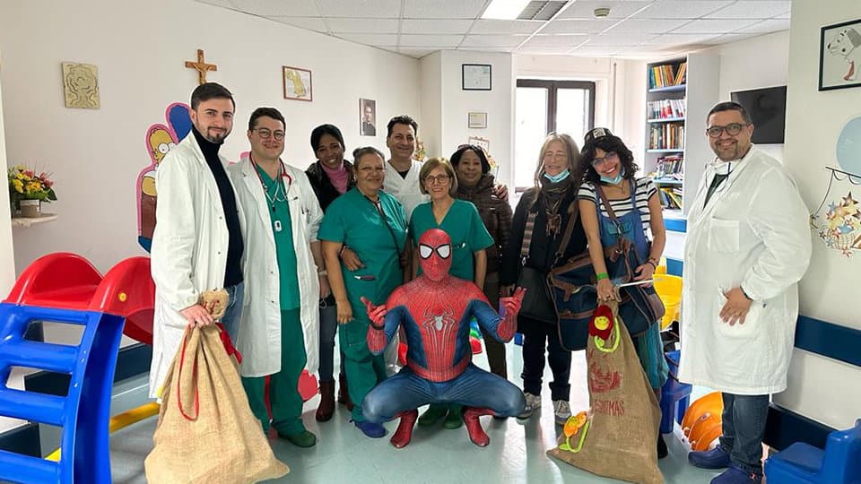 L'associazione Niki Aprile Gatti in visita al reparto di pediatria dell'ospedale "Compagna" di Co-Ro