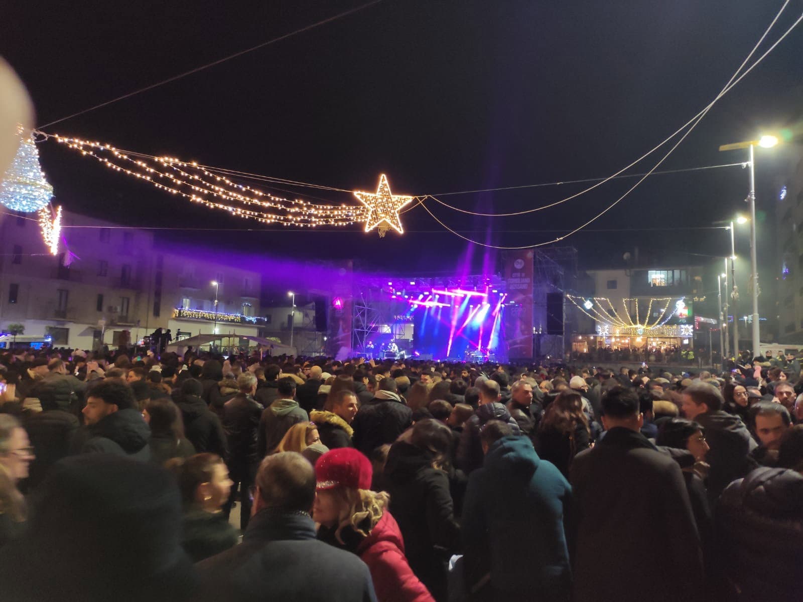 Monta l’attesa per Max Pezzali: piazza Salotto si prepara al 2024
