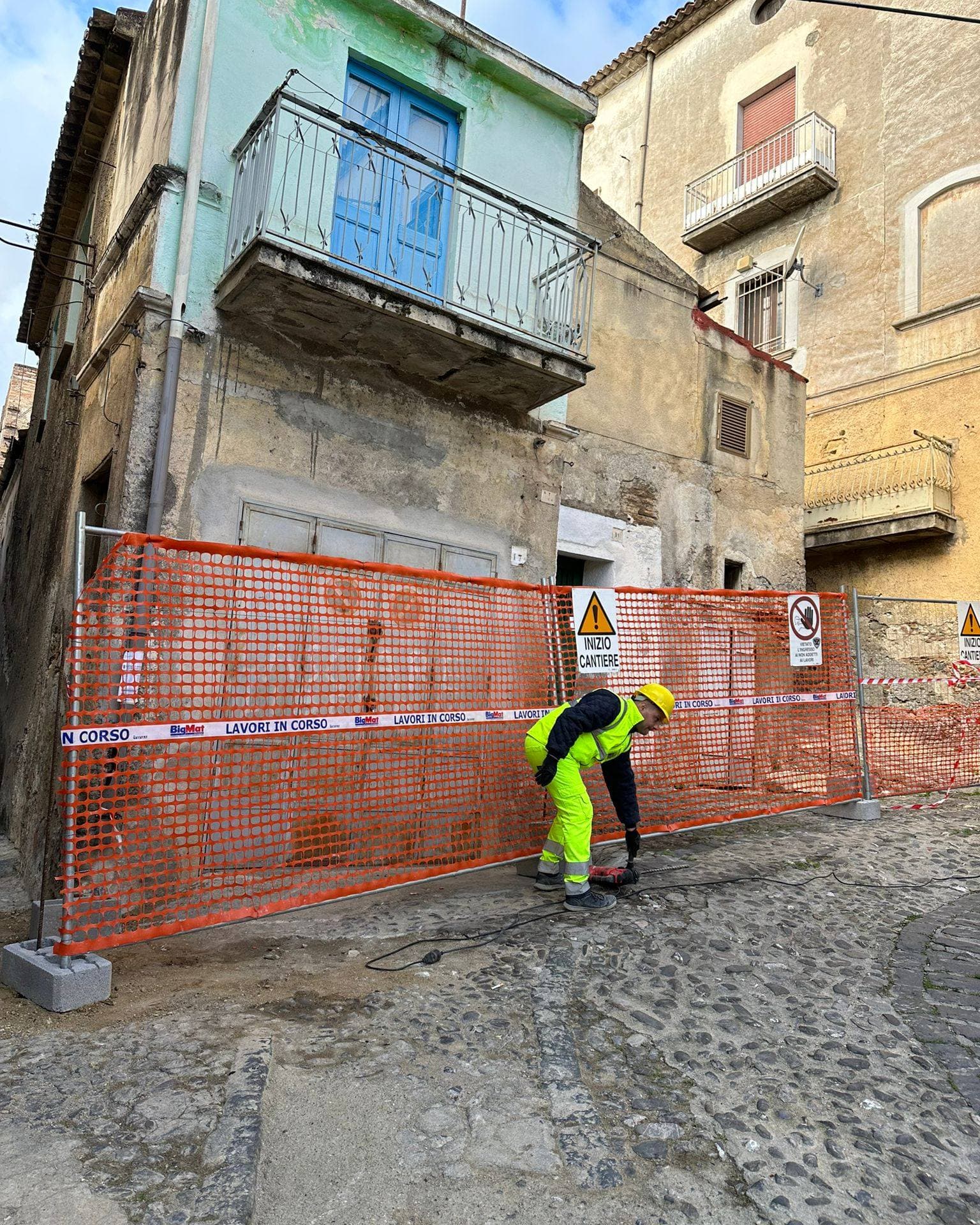 Cassano Jonio, partiti ieri i lavori di demolizione di alcuni edifici in via Mazzini
