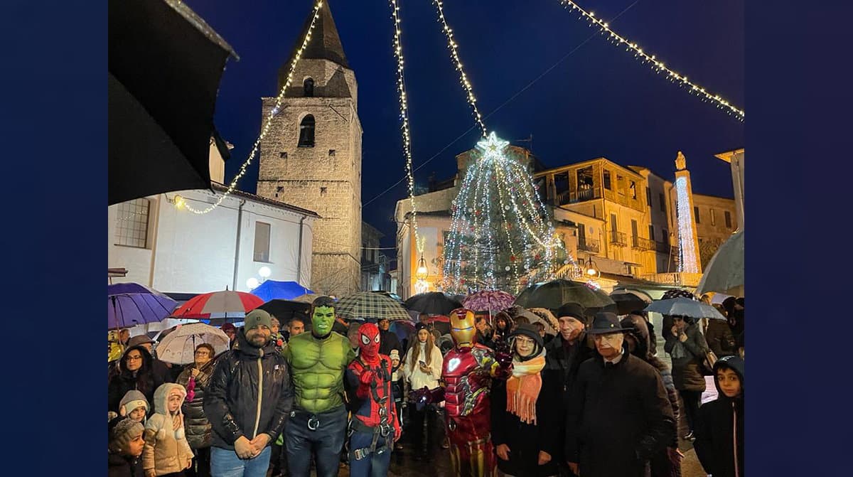 A Longobucco la Befana ha raggiunto Piazza Matteotti calandosi dal maestoso campanile