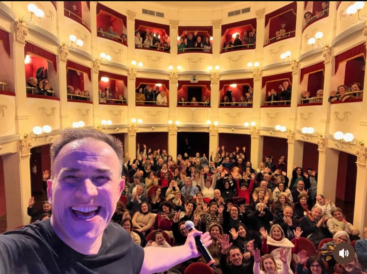 «Ottima la prima» della Stagione teatrale a Cassano Jonio: tutto esaurito per lo spettacolo di Gennaro Calabrese
