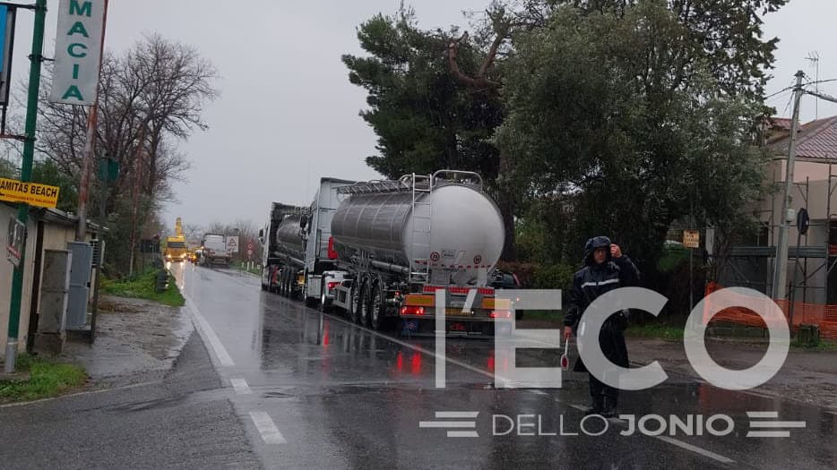 Incidente sulla statale 106 in località Tramonti, camion si intraversa