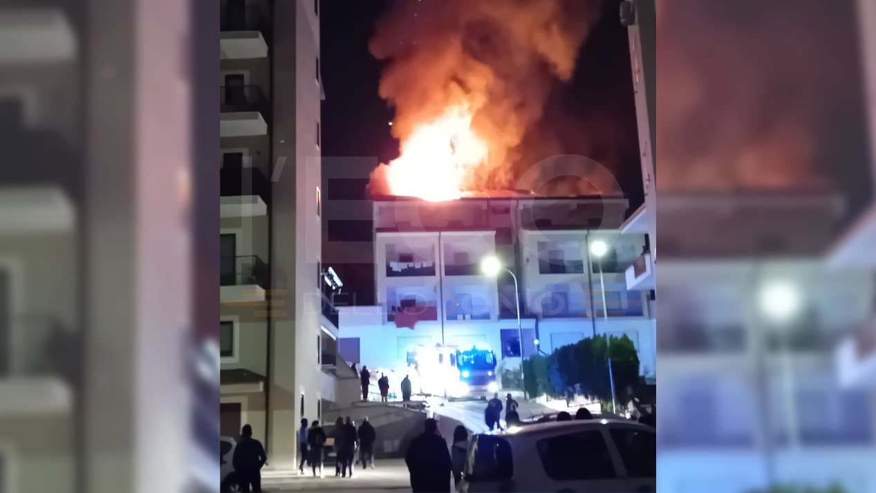 Paura a Corigliano scalo: va a fuoco una mansarda e poi il tetto