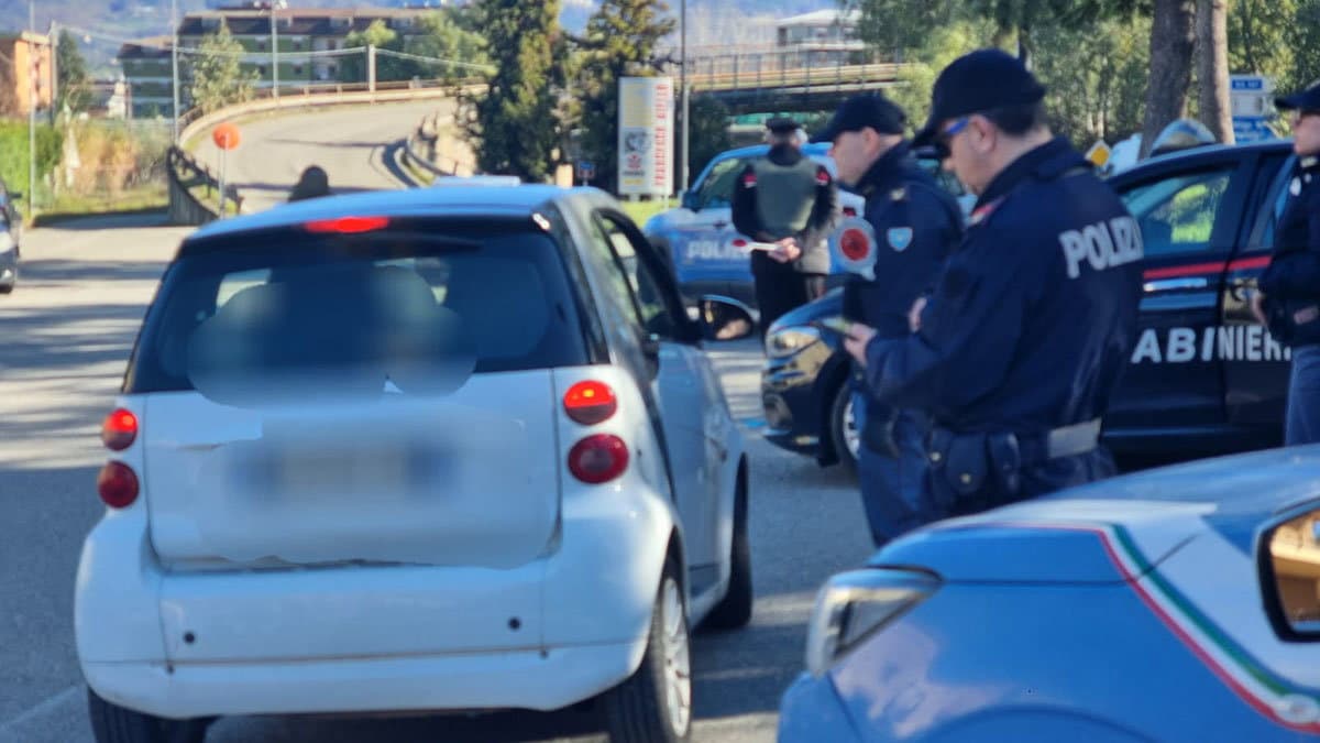 "Alto impatto" prosegue con 43 posti di blocco: fermato mentre guida con la patente internazionale falsa
