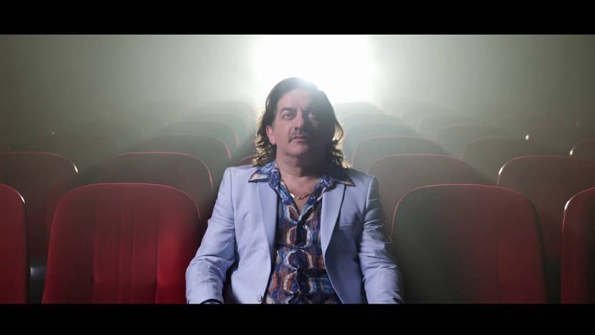 Voltarelli con “Au cinema” racconta il cinema come bisogno collettivo e spirituale