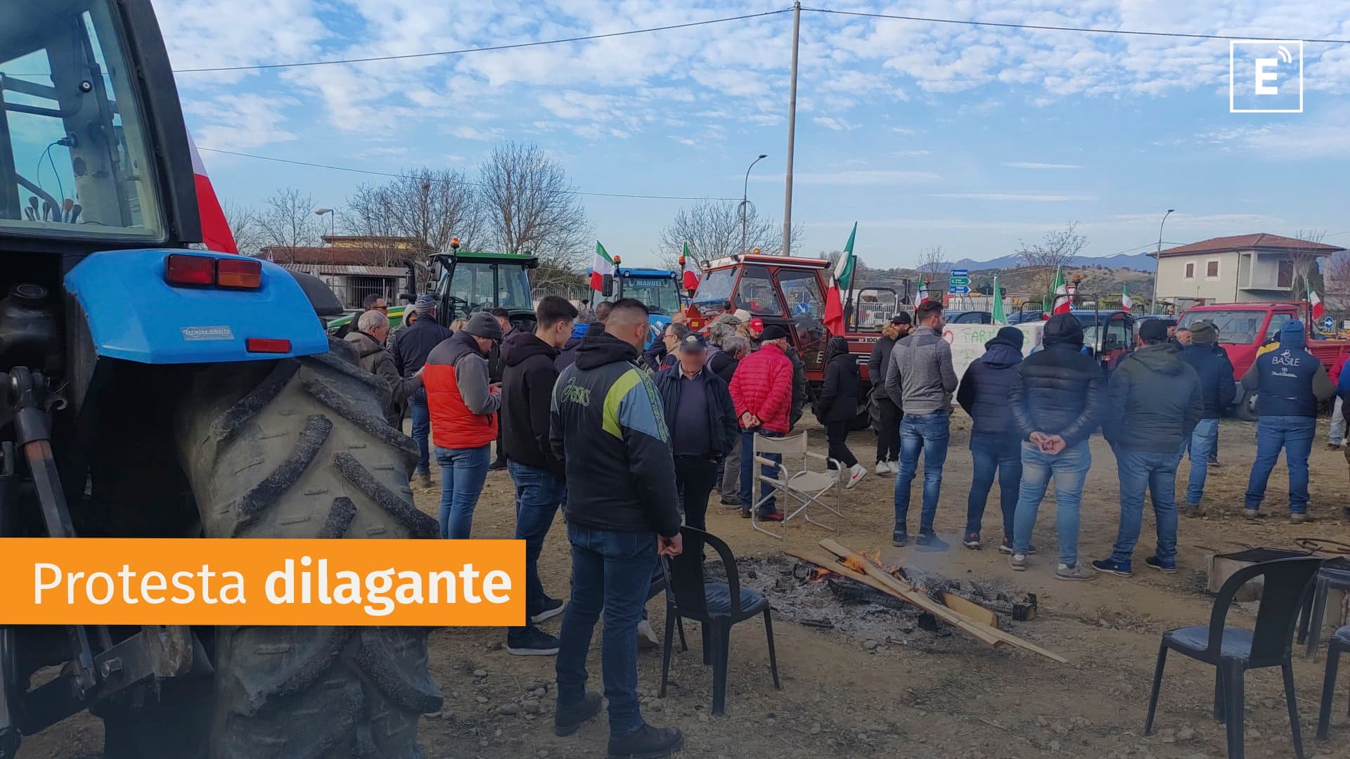 La protesta dei trattori non si ferma. Produttori in marcia verso l'Autostrada