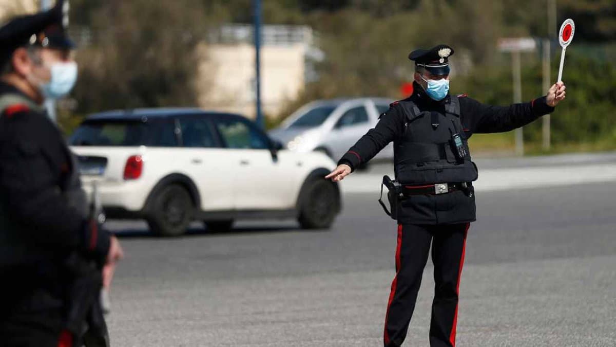 Non si ferma all’alt dei Carabinieri e tenta di investire i Poliziotti: arrestato