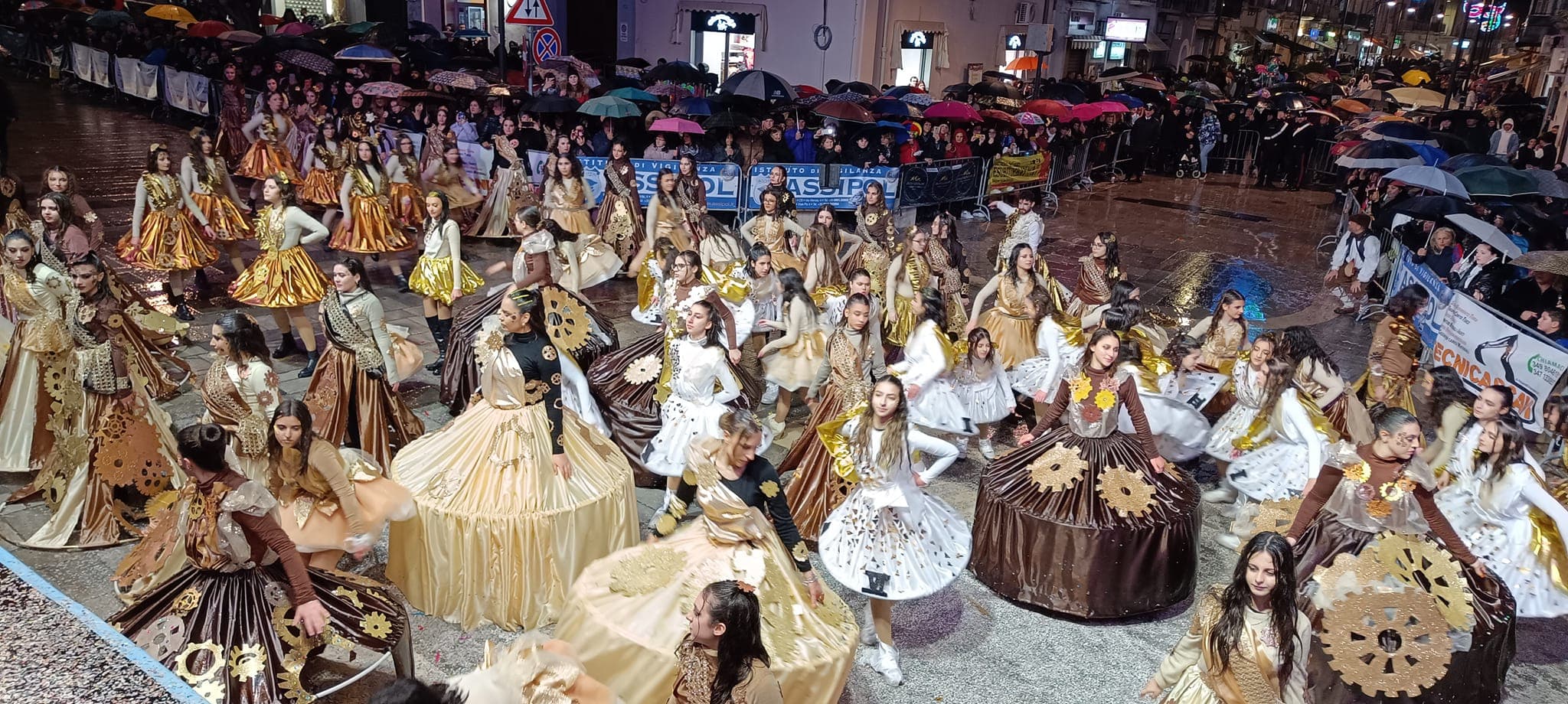 Carnevale Castrovillari, circa 40 mila presenze alla prima sfilata di maschere e carri