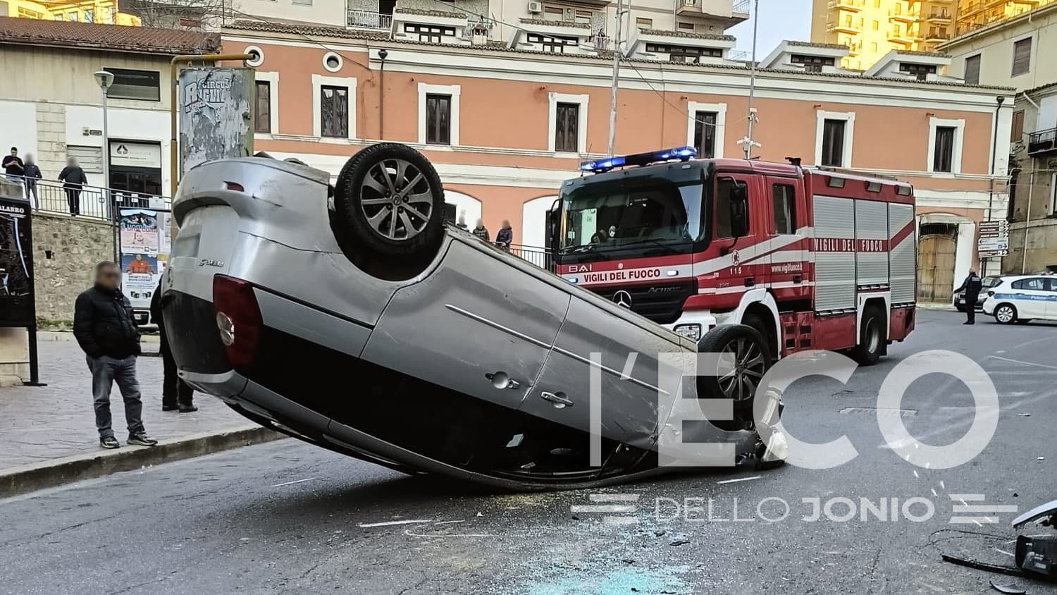Auto si ribalta in pieno centro abitato: conducente trasferito in elisoccorso