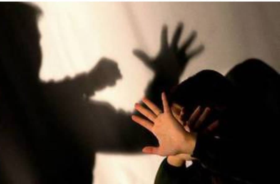 Minaccia e aggredisce i figli, divieto di avvicinamento per il padre violento