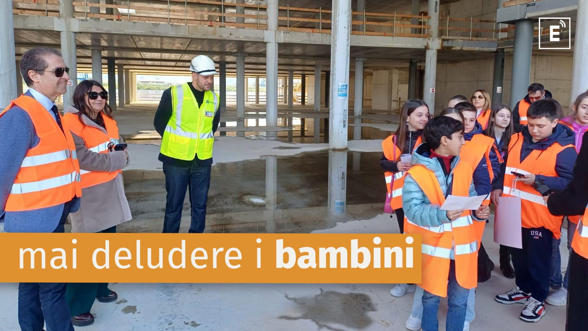 Studenti della Tieri in visita ai cantieri del nuovo ospedale. Occhiuto li rassicura: «Concluderemo i lavori entro la terza media!»