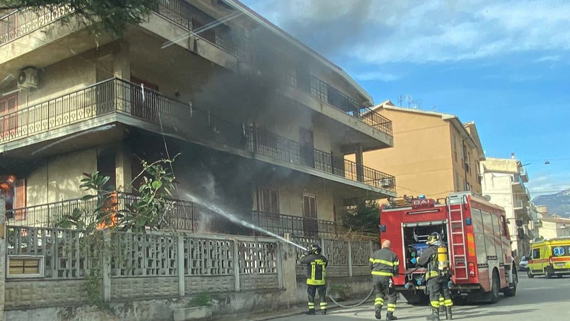 Paura a Cassano, a fuoco l'abitazione di una donna anziana