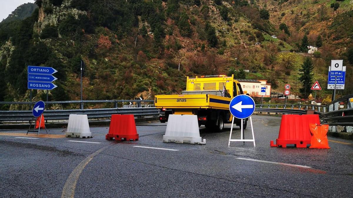Arriva l'allerta meteo, chiusa la Sila-Mare: Longobucco di nuovo isolata