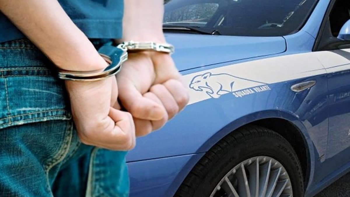 Sorpreso a rubare infissi da un cantiere, arrestato dalla Polizia
