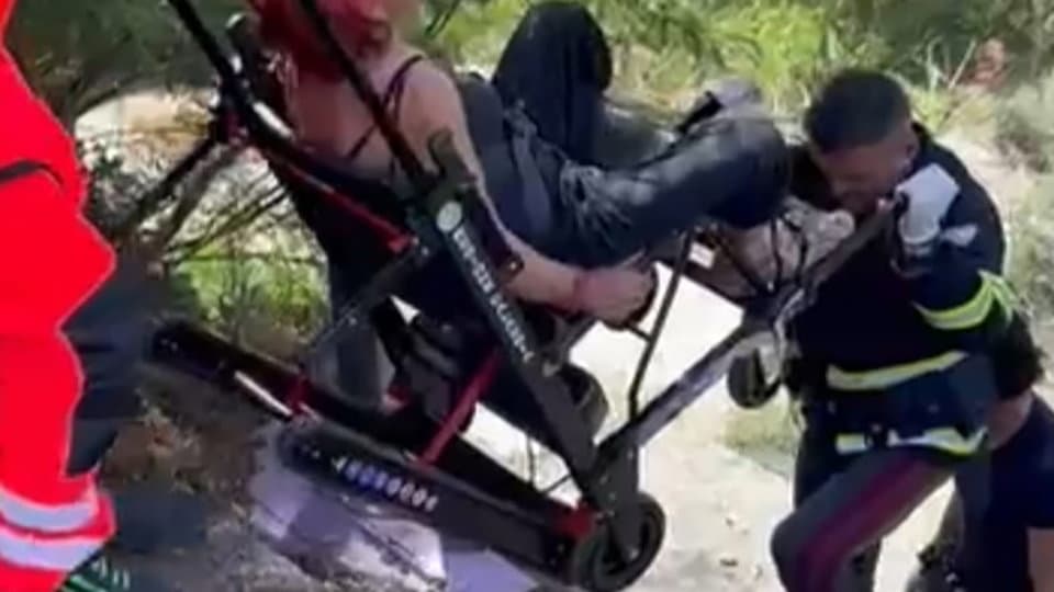 Precipita nel torrente, la salvano due agenti della PolStrada
