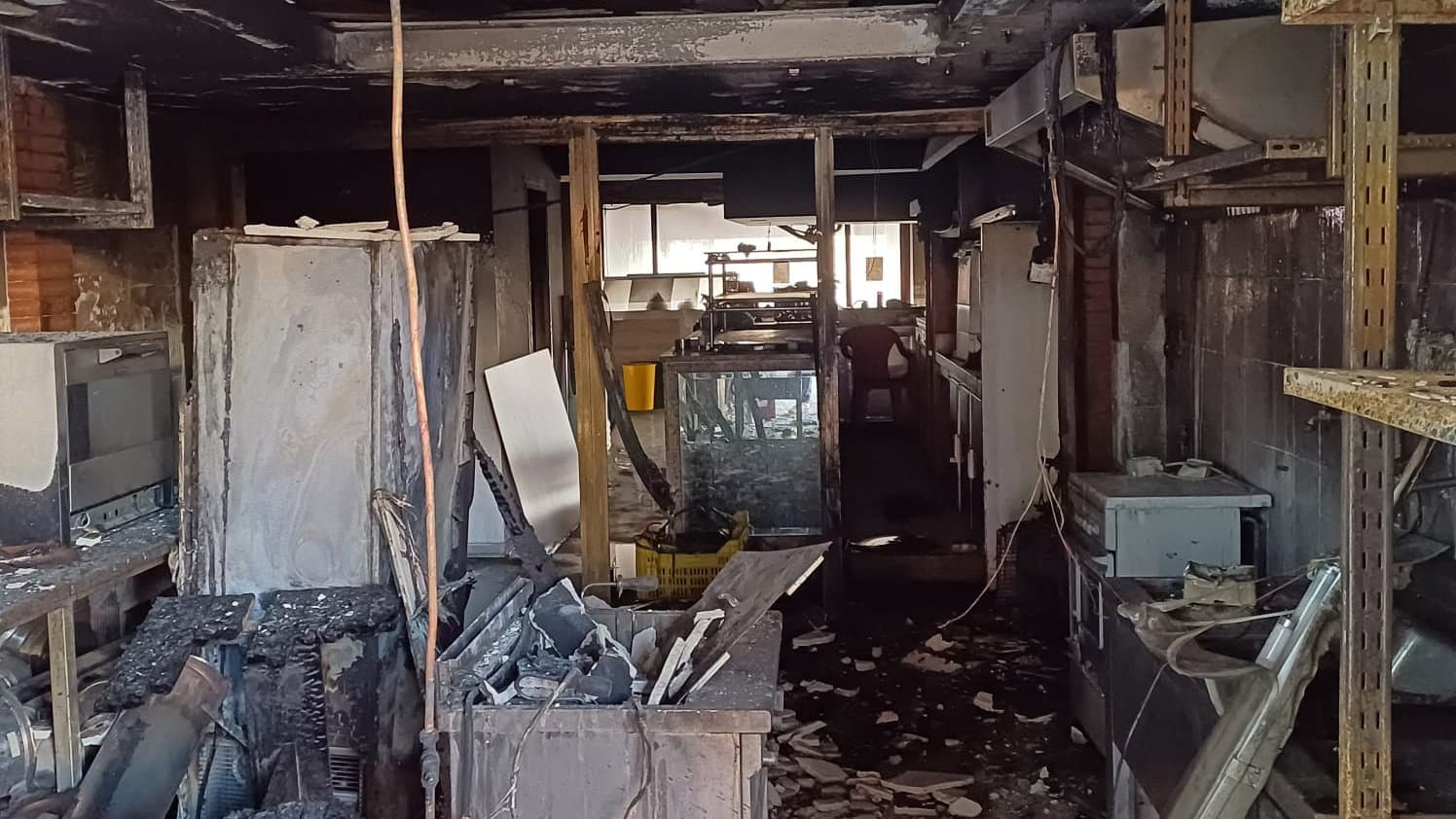 Incendio alla storica pasticceria di Marina di Sibari, il Pd di Cassano: «Increduli e disorientati»
