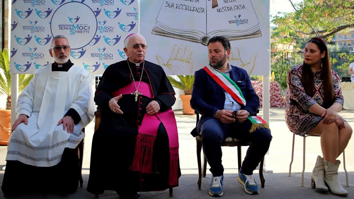 Il vescovo emerito Monsignor Milito in visita alla Comunità Alloggio per anziani "Teniamoci Stretti"