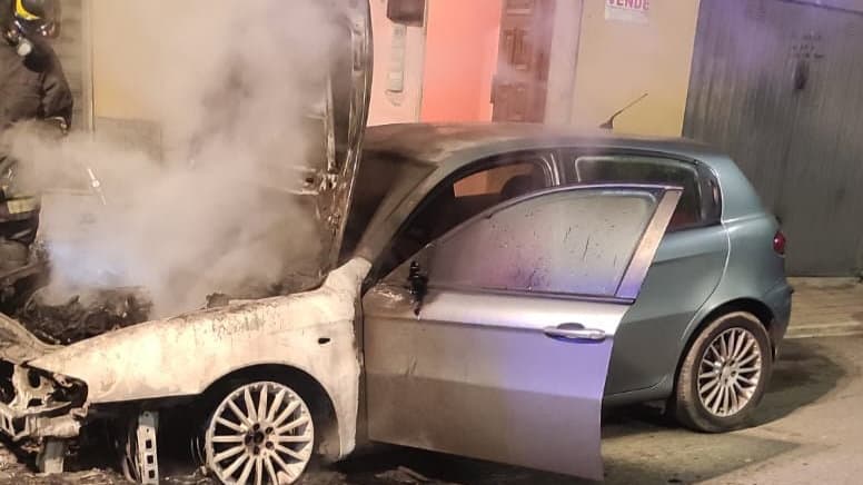 Di nuovo fiamme nella notte: distrutta un'auto