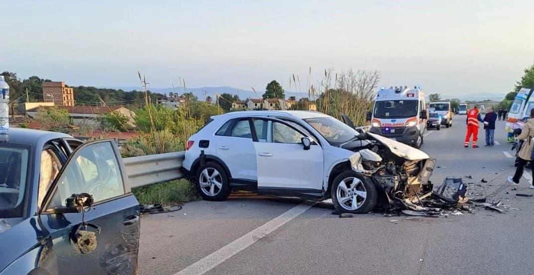 Scontro tra auto sulla 106, otto feriti: uno è grave