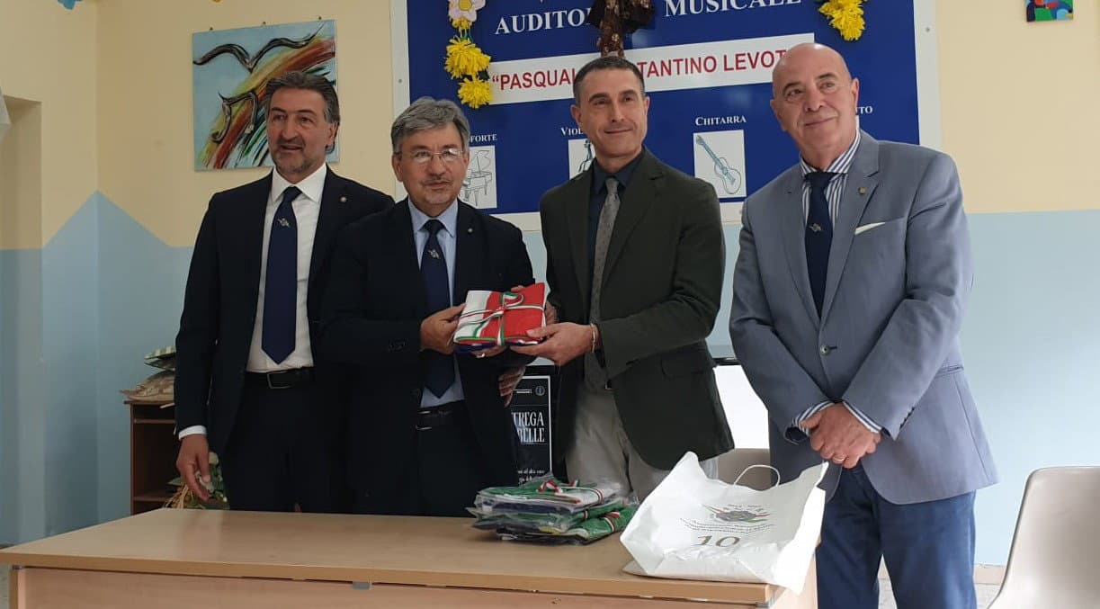 Ancri Cosenza consegna le bandiere dell'Italia e dell'Ue alla scuola "Da Vinci" di Rossano