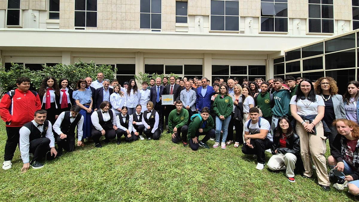 I complimenti di Staface agli studenti del Majorana per l'extravergine: «Orgoglio della Calabria»