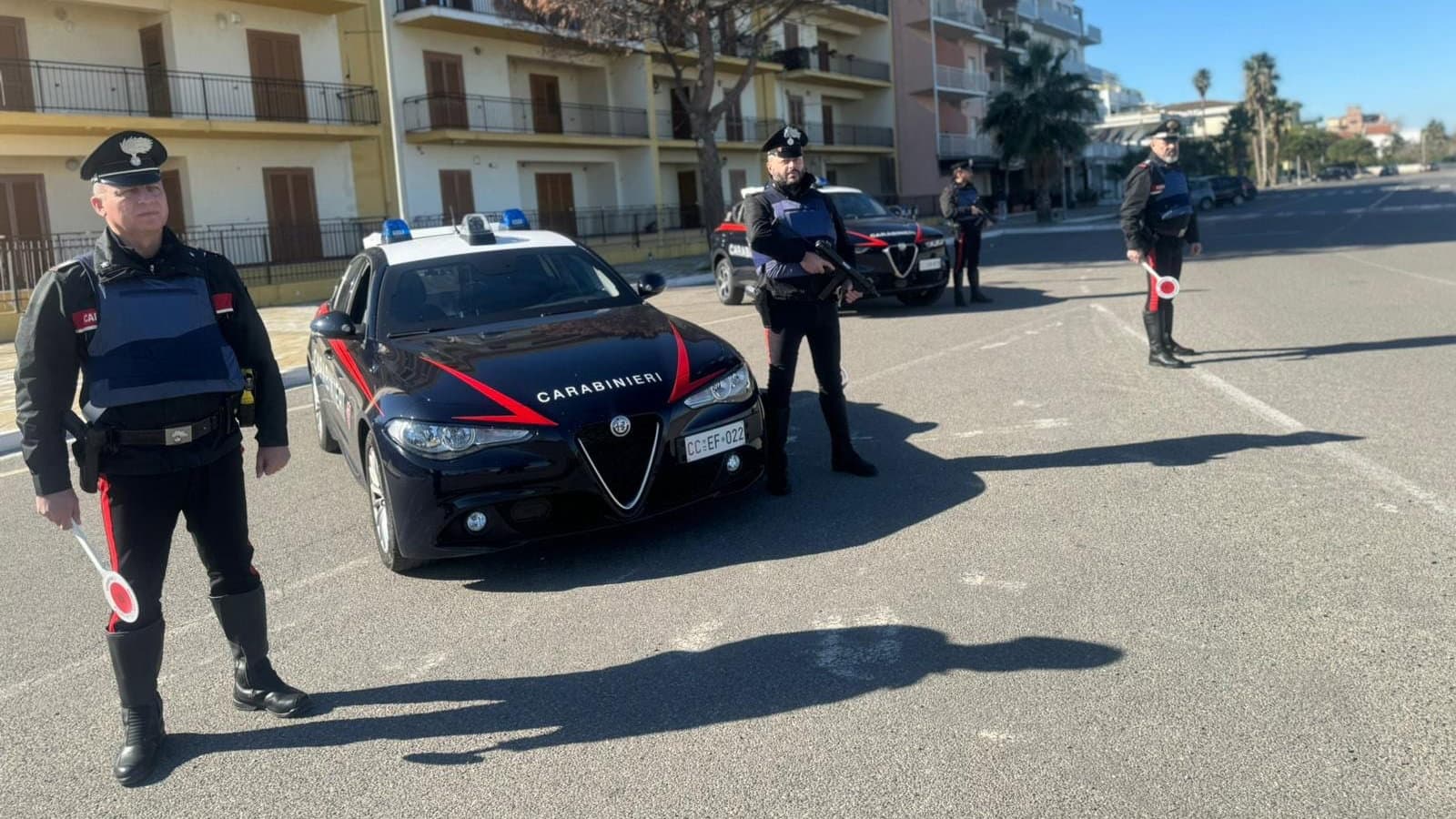 Momenti di apprensione a Cariati: si barrica in casa e lancia tutto dalla finestra. Arrestato