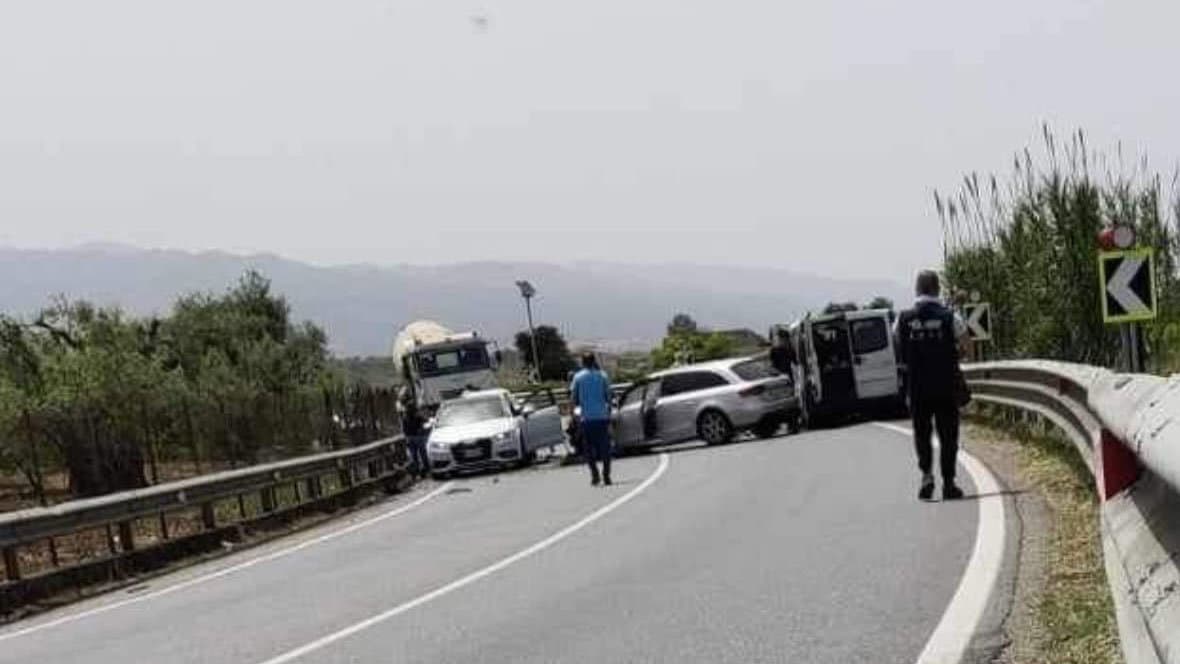 Incidente frontale sulla Statale 106: un morto e due feriti gravi