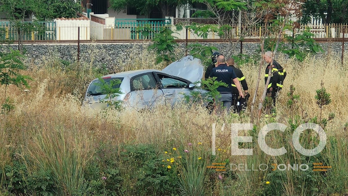 Sbanda e finisce fuori strada, paura sulla statale 106