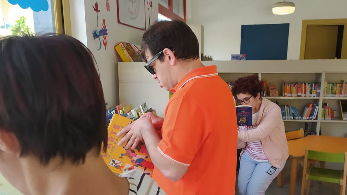 I giovani di Anffas in visita alla biblioteca De Luca di Co-Ro