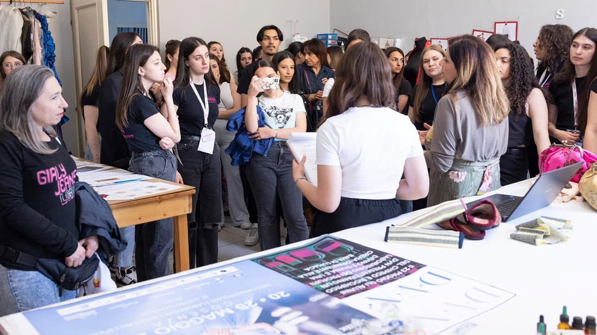 South Italy Fashion Week, gli studenti dell'Ipsia di Castrovillari incantati dalla tessitura del baco da seta