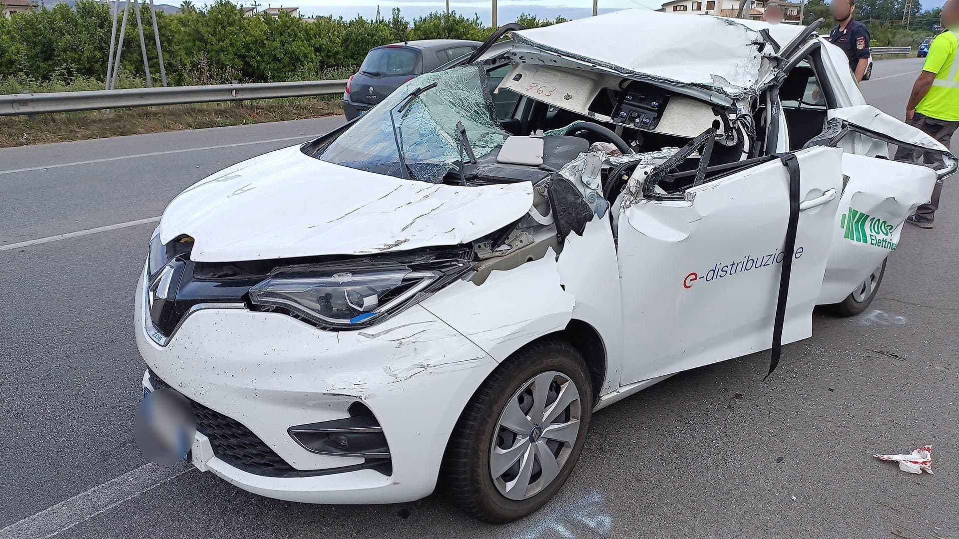 Ennesimo incidente sulla Statale 106, un ferito estratto dalle lamiere
