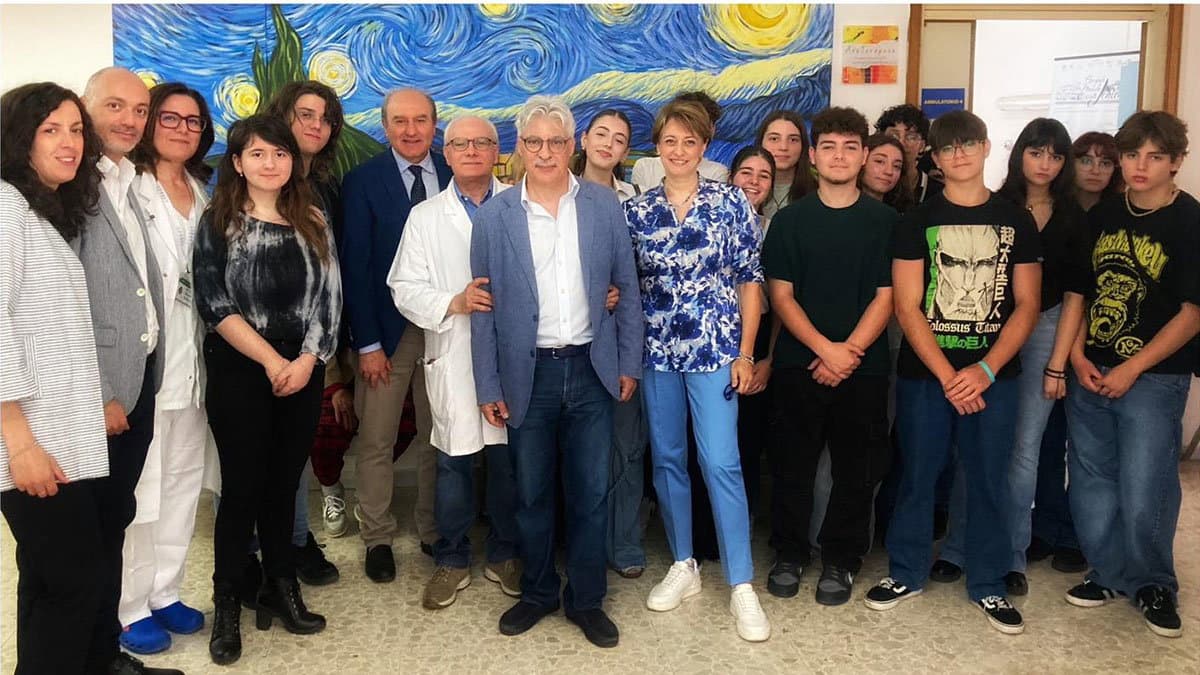 Installate le opere d'arte degli studenti dell'artistico nel reparto di Medicina del "Compagna"