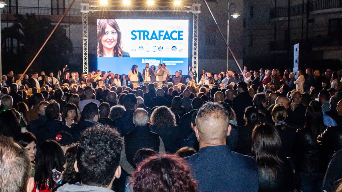 «Comune vieta utilizzo del Centro di Eccellenza. Associazioni private del diritto di riunirsi»