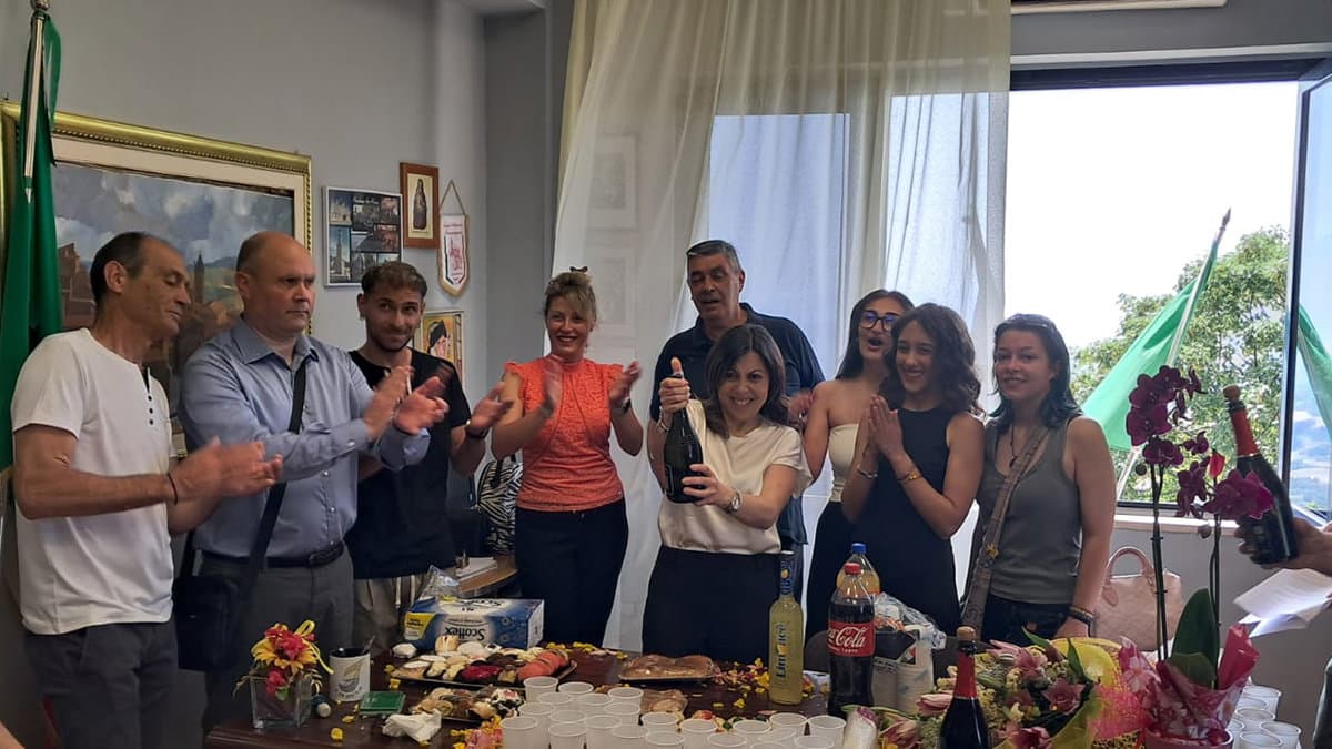 Post voto. Ad Acquaformosa volano le poltrone dai balconi del Comune ma la neo sindaca smentisce
