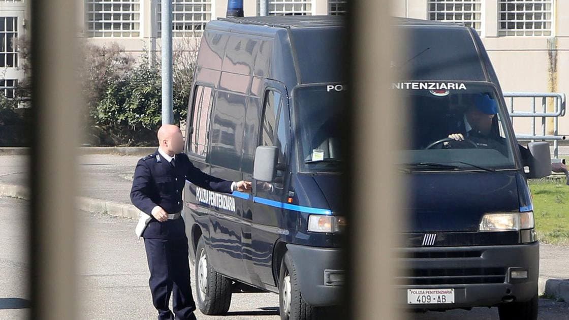 Detenuto turco prima mette a soqquadro il braccio di detenzione e poi aggredisce gli agenti della penitenziaria