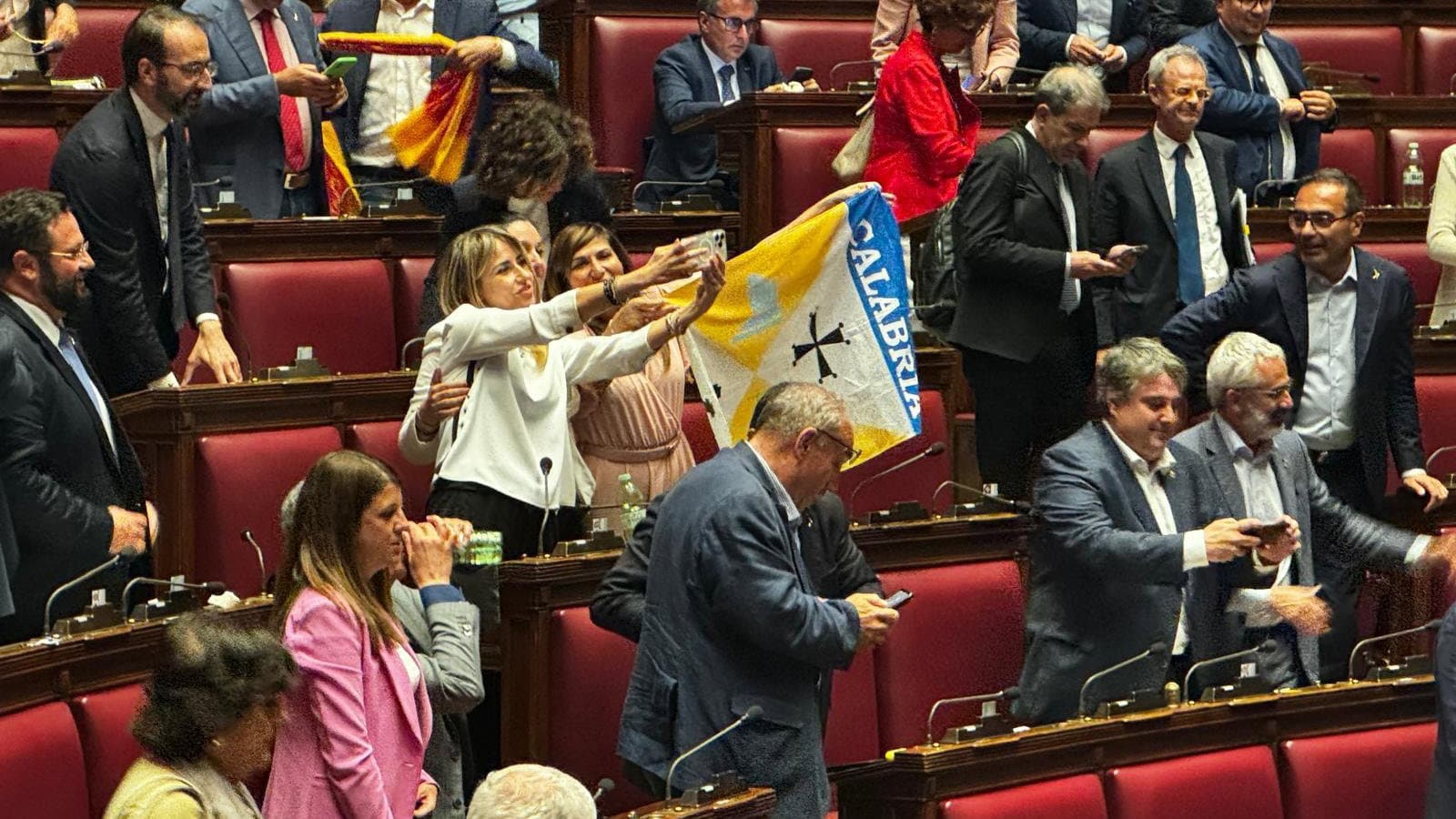 «Una vergogna vedere sventolare la bandiera della Calabria nell'esultanza per l'Autonomia differenziata»